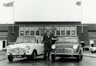 Issigonis ved siden av den f�rste Minien og en 1965 modell utenfor fabrikken i Longbridge. Klikk for � se st�rre bilde.