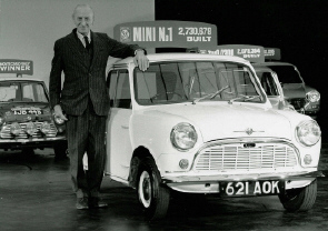 Issigonis ved siden av Mini nummer 1 n�r han pensjonerte seg i 1971. Klikk for � se st�rre bilde.